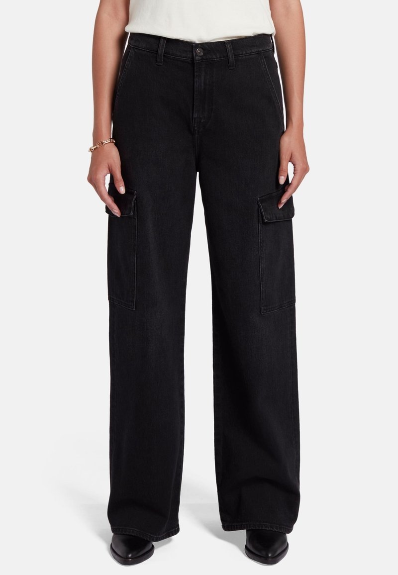 Pantaloni cargo neri a gamba larga in denim, dotati di due tasche laterali, chiusura con bottone e vestibilità rilassata con una superficie liscia.