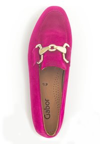 Fuchsia Wildleder-Loafer mit goldenem Beschlag und Kettendetails, runden Zehen und perforierter Einlegesohle mit Branding innen.