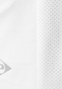 Weißer Sportstoff mit einer flachen, glatten Textur auf der linken Seite und einem perforierten Design auf der rechten Seite, mit einem silbernen Logo in der Ecke.