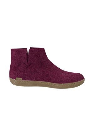 Slippers - cranberry