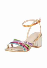 Sandalo con tacco multicolore caratterizzato da cinghie metalliche in rosa, verde, blu e oro, con un chunky heel d'oro e una cinghia alla caviglia.