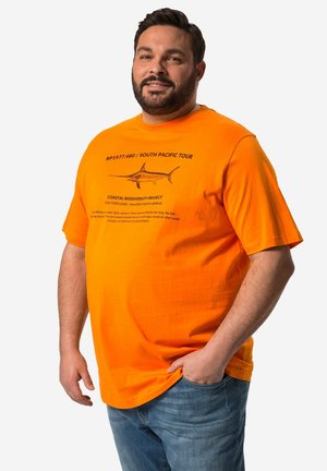 Oranžové tričko s krátkým rukávem, zdobené černými grafikami, včetně mečouna a textu týkajícího se projektu mořské biodiverzity.