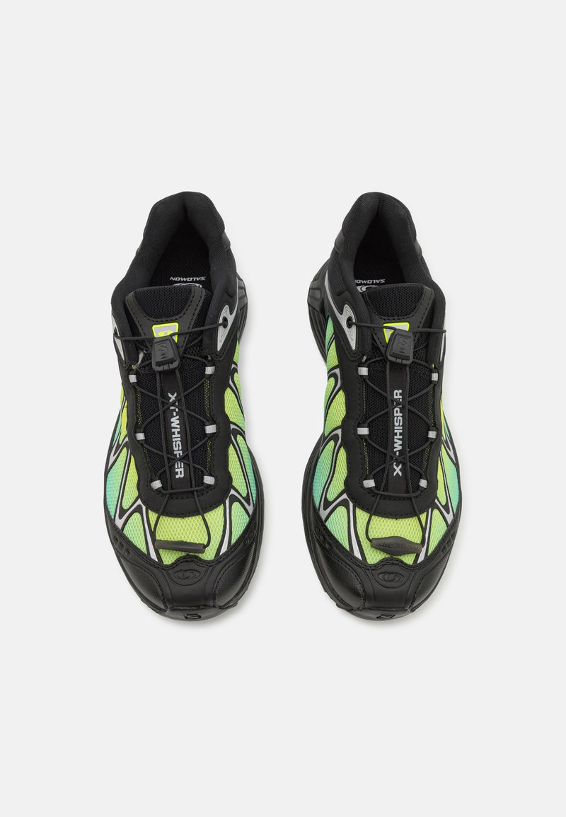 Zapatillas deportivas negras y verde neón con parte superior de malla, superficie texturizada y sistema de cordones elásticos. Cuenta con una suela reforzada para mayor tracción.
