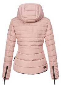 Veste d'hiver rose avec capuche et design matelassé. Dispose de poches zippées sur les côtés et d'une surface texturée.
