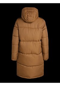 Brun polstret jakke med hætte, der har et quiltet design, lange ærmer og en længde til midt på låret. Glat tekstur med minimale detaljer.