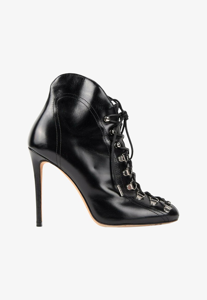 Bottine noire à talon haut avec bout pointu et design à lacets sur le devant avec œillets métalliques et tige en cuir.