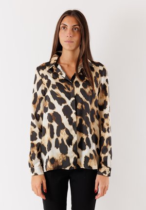 Blusa con stampa leopardata in tessuto setoso, dotata di colletto classico, maniche lunghe e una vestibilità rilassata in una combinazione di colori nera e beige.