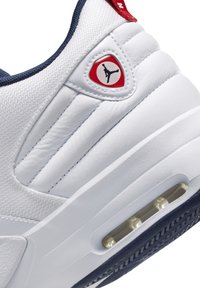 Jordan JORDAN MAX AURA 6 - Tenisky - white midnight navy varsity red