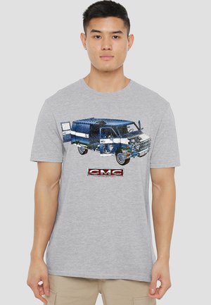Graues T-Shirt mit einem Grafikdruck eines blauen GMC-Vans, verziert mit einem weißen Streifen und geöffneten Türen, auf weichem Baumwollmaterial bedruckt.