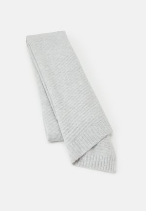 Écharpe en laine tricotée gris clair pliée à plat sur fond blanc, montrant des bords côtelés et un motif texturé.