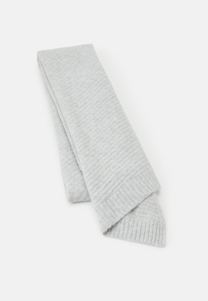 Écharpe en laine tricotée gris clair pliée à plat sur fond blanc, montrant des bords côtelés et un motif texturé.