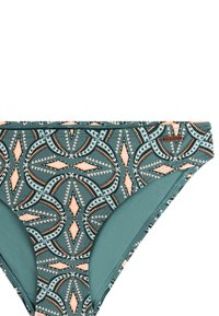 Zelené bikini nohavičky s broskyňovými a bielymi geometrickými kmeňovými vzormi a malou kovovou značkovou štítkou na pásiku.