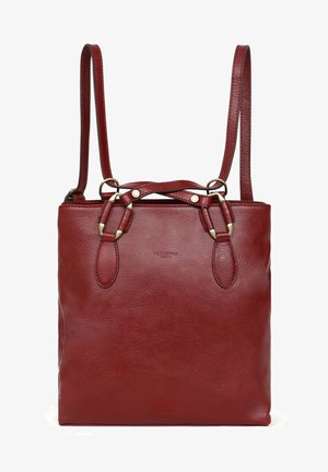 Borsa a spalla rossa in pelle con finitura texturizzata, due spallacci e chiusura superiore. Presenta accenti in metallo e manici arrotondati.