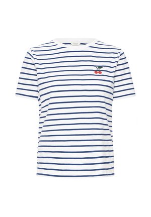 T-shirt blanc à manches courtes avec des rayures horizontales bleu marine et une petite broderie de cerise sur le côté gauche de la poitrine.