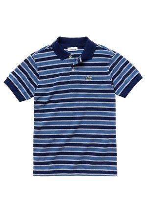 Koszulka polo w paski w kolorach granatowym i jasnoniebieskim, z jednolitym granatowym kołnierzykiem i małym zielonym logo na piersi. Klasyczny krój.