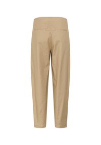 Pantalons en coton beige avec une coupe décontractée, présentant une texture lisse, deux poches arrière et une ceinture sans fermetures visibles.
