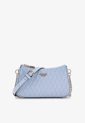 Sac à épaule matelassé bleu clair avec bandoulière ajustable, détails en chaîne dorée et logo "GUESS EST 1981" sur le devant.