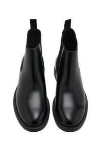 Botas negras hasta el tobillo con un acabado brillante, paneles laterales elásticos y lengüetas de tira. Cuentan con una punta redonda y una suela plana para mayor estabilidad.