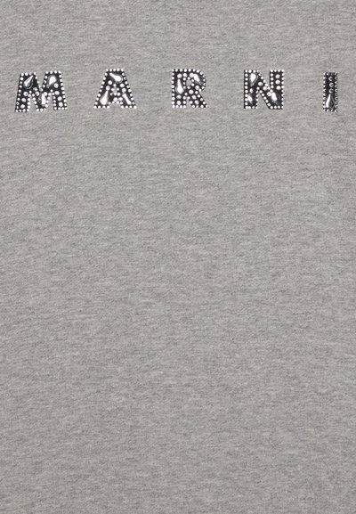 Grå sweatshirt med bokstäverna "MARNI" i metalliska nitar, med en mjuk och slät textur samt en avslappnad design.