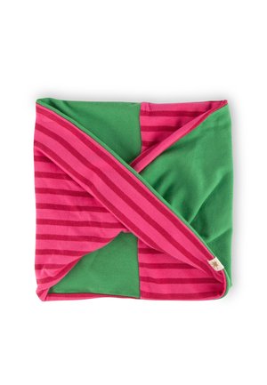 Bunter Baumwollschal mit einem grünen Abschnitt und rosa horizontalen Streifen. Weiche Textur, Überlappungsdesign und sichtbares Etikett.