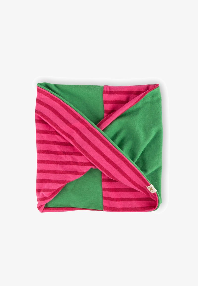 Bunter Baumwollschal mit einem grünen Abschnitt und rosa horizontalen Streifen. Weiche Textur, Überlappungsdesign und sichtbares Etikett.