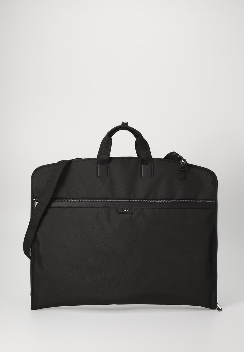 Svart nylon laptop-veske med to topphåndtak, en avtakbar skulderstropp og en frontlomme med glidelås. Teksturert stoff, minimalistisk design.