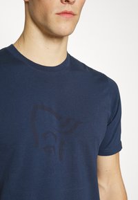 Norrøna /29 COTTON VIKING T-SHIRT - T-shirt estampada - indigo night/sky captain