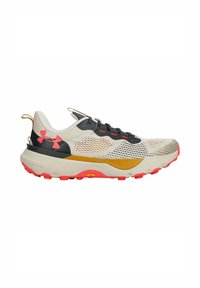 Zapatilla de running ligera con parte superior de malla beige, superposiciones grises, detalles en naranja y una suela Vibram roja para tracción.