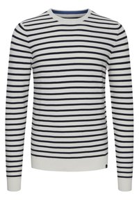 Pull en maille rayé avec manches longues, col rond, présentant des rayures alternées bleu marine et blanches, texture douce, et poignets et ourlet côtelés.