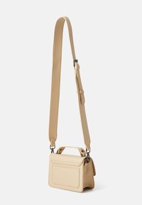 Borsa a tracolla beige in pelle con forma strutturata, manico superiore, tracolla regolabile e dettaglio con tasca frontale.