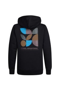 Zwarte hoodie met een groot graphic op de achterkant met geometrische vormen in blauw, bruin en grijs, en de tekst "PETROL INDUSTRIES."
