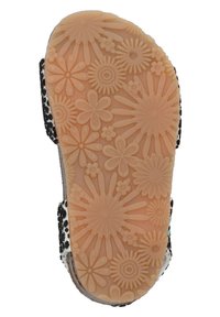 Zwart-wit gestreepte sandaal met een oranje rubberen zool met bloemenstructuur, voorzien van een open ontwerp en verstelbare banden.