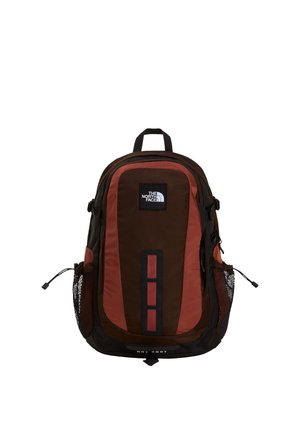 Sac à dos North Face marron et rouge rouille avec plusieurs compartiments, poches latérales en mesh et poignée de transport sur le dessus.