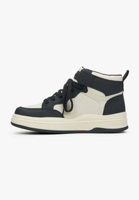 Wysokie sneakersy z czarną skórzaną cholewką, beżowymi akcentami, teksturowanymi detalami i grubą gumową podeszwą. Zawierają sznurowadła oraz rzep.