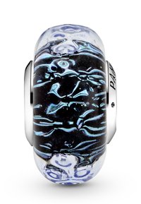 Srebrna oprema ovija veliko zaobljeno stekleno kroglico. Kroglica ima črno osnovo z iridescentnimi modrimi in vijoličnimi abstraktnimi vzorci.