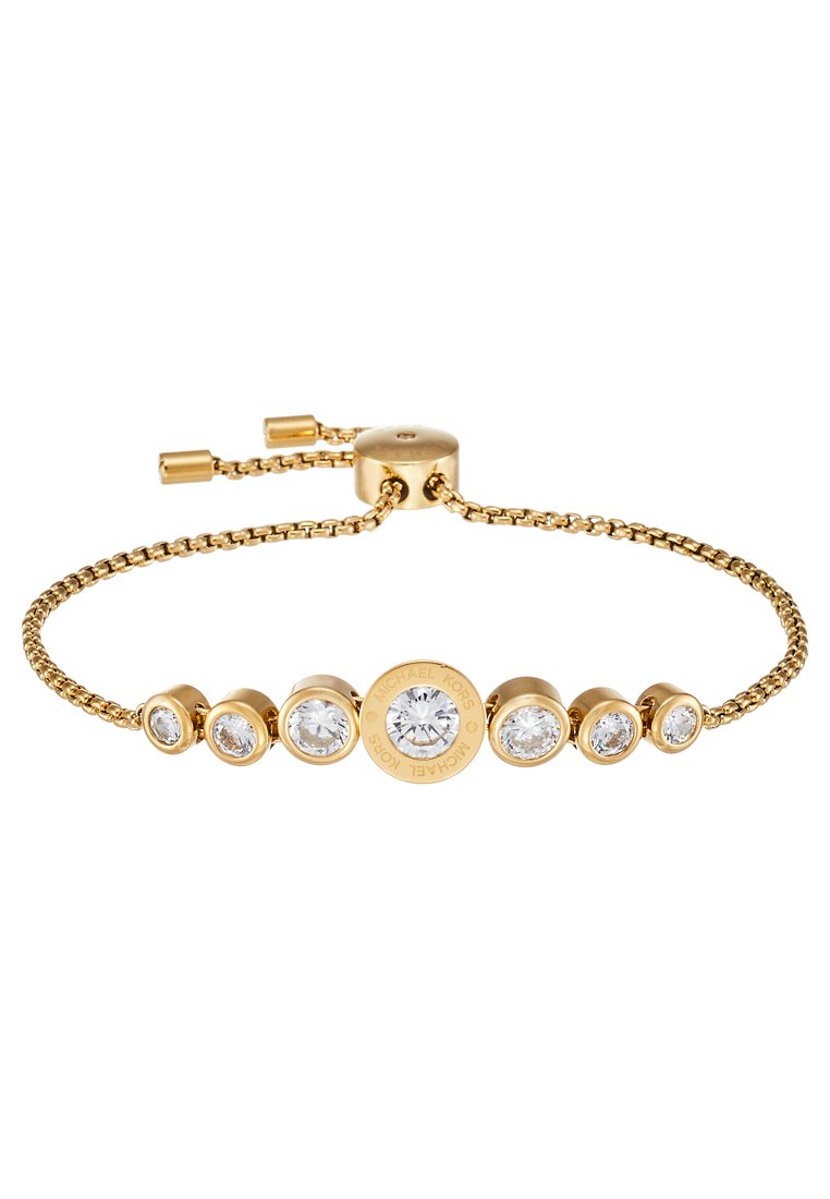 Goldene Kettenarmband mit fünf klaren Kristallen und einem runden goldenen Anhänger, der in der Mitte mit "Michael Kors" graviert ist.