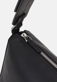 HUGO CHRIS SHOULDER BAG R - Håndtasker - black