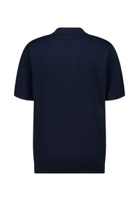 Tummansininen lyhythihainen polo-paita, jossa on litteä kaulus ja ribbineuleinen helma. Sileä pinta; ei näkyviä kuvioita tai koristeita.