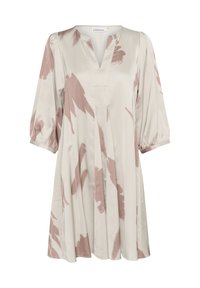 Lättviktig, krämfärgad klänning med V-ringning och puffärmar, med ett abstrakt mönster i blush och en plisserad design för en flödande look.