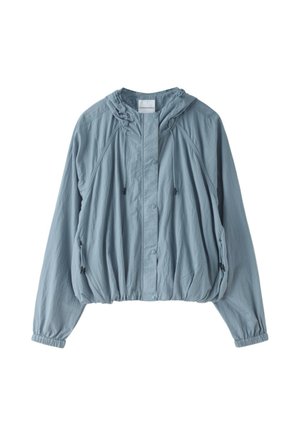 Hellblauer Kapuzen-Windbreaker mit vorderen Druckknöpfen, verstellbaren Kordeln, elastischen Bündchen und zwei seitlichen Reißverschlusstaschen.