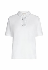 Polo blanc à manches courtes avec un décolleté en forme de goutte, orné de clous noirs et argentés le long du col et de l'ouverture. Texture lisse.