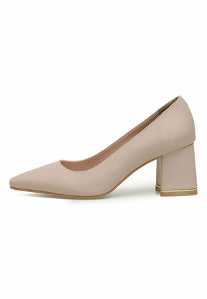 Chaussure à talons hauts beige avec un embout pointu et un talon carré. Texture en cuir lisse avec un accent doré subtil sur le talon.