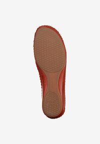 Suola di scarpa rossa con superficie texture e materiale simile alla gomma; presenta una sezione centrale di colore beige e il logo del marchio inciso vicino al tallone.