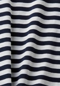 Tessuto a strisce blu navy e bianche, con linee orizzontali alternate. La texture appare liscia e leggermente elastica.