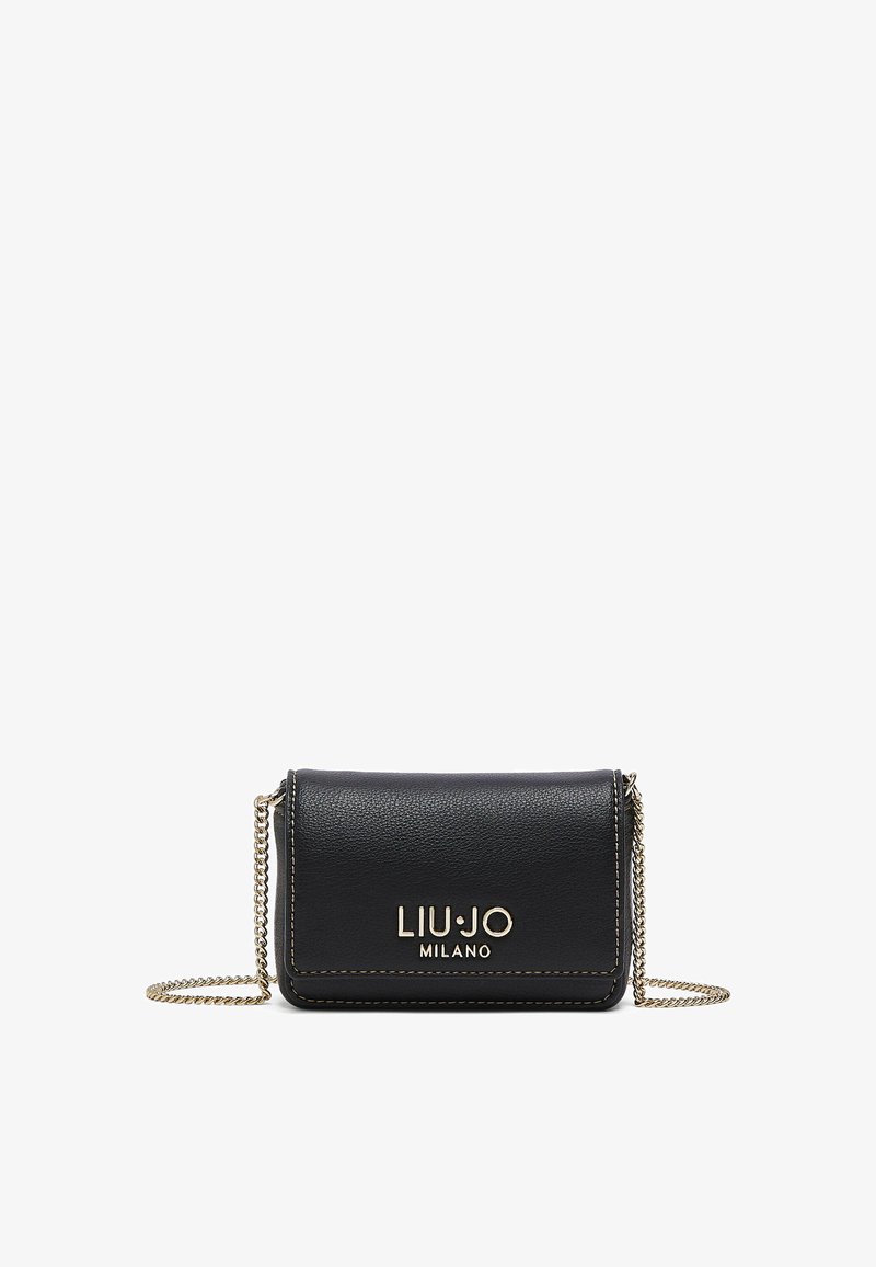 Μαύρη δερμάτινη τσάντα crossbody με χρυσή αλυσίδα και χρυσλό λογότυπο "Liu Jo Milano" στην μπροστινή πλευρά, απεικονισμένη σε λευκό φόντο.
