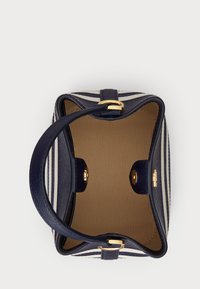 Bolsa em riscas azul-marinho com exterior de tecido texturizado, acessórios em dourado e um interior espaçoso forrado a bege. Possui uma pega superior resistente.