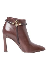Bottine femme en cuir marron avec bout pointu, talon haut, fermeture éclair latérale et bride tressée décorative avec accents dorés.