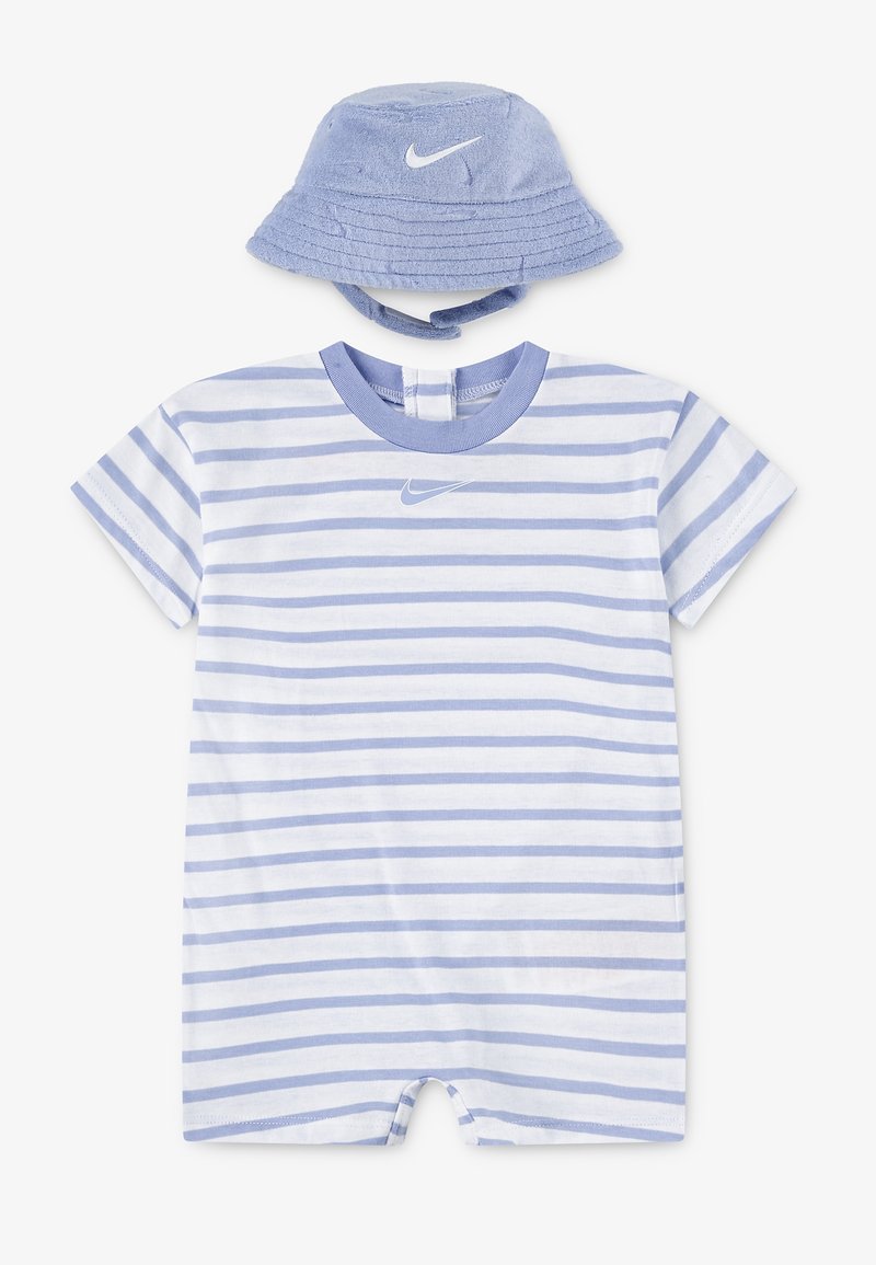 Barboteuse bébé à manches courtes rayée bleu et blanc avec chapeau seau bleu assorti, les deux avec un logo Nike blanc.