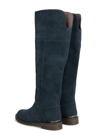 Kozaki do kolan w ciemnoniebieskim zamszu o gładkiej fakturze, z okrągłym noskiem i brązowym akcentem na górze. Płaska podeszwa i minimalne detale przeszyć.