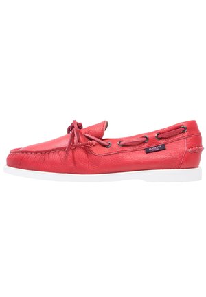 Mocassin en cuir rouge avec semelle blanche, détail lacé autour du col et étiquette indiquant « Hackett London » sur le côté.
